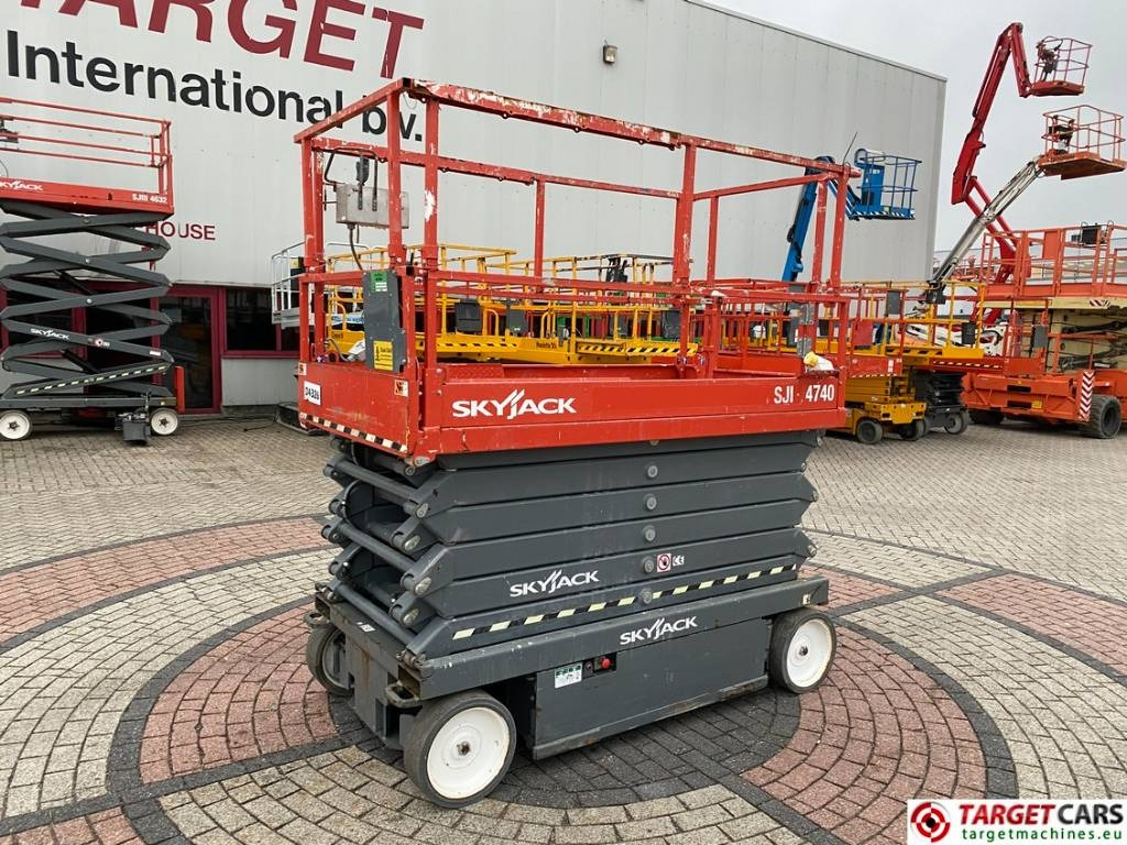 SkyJack SJIII-4740 Electric 4740 Scissor Work Lift 1380cm - رافعات مقصية: صور 1 SkyJack SJIII-4740 Electric 4740 Scissor Work Lift 1380cm - رافعات مقصية: صور 1