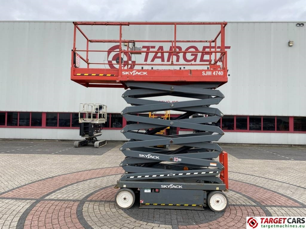 SkyJack SJIII-4740 Electric 4740 Scissor Work Lift 1380cm - رافعات مقصية: صور 5 SkyJack SJIII-4740 Electric 4740 Scissor Work Lift 1380cm - رافعات مقصية: صور 5