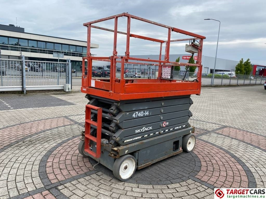 SkyJack SJIII-4740 Electric Scissor Work Lift 1380cm - رافعات مقصية: صور 3 SkyJack SJIII-4740 Electric Scissor Work Lift 1380cm - رافعات مقصية: صور 3