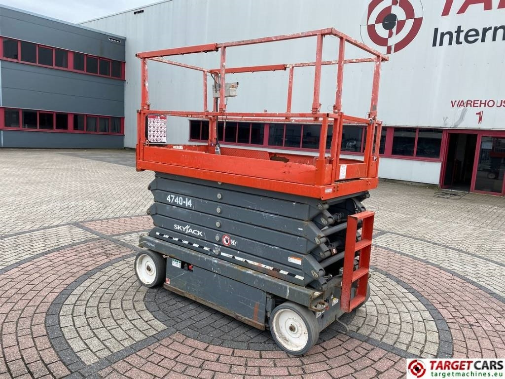 SkyJack SJIII-4740 Electric Scissor Work Lift 1380cm - رافعات مقصية: صور 4 SkyJack SJIII-4740 Electric Scissor Work Lift 1380cm - رافعات مقصية: صور 4