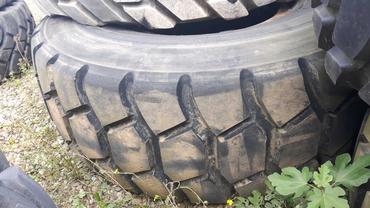 BRIDGESTONE 29/5R35 Pneumatici 29.5R35 in buone condizioni - الإطارات - آلات البناء: صور 2 BRIDGESTONE 29/5R35 Pneumatici 29.5R35 in buone condizioni - الإطارات - آلات البناء: صور 2