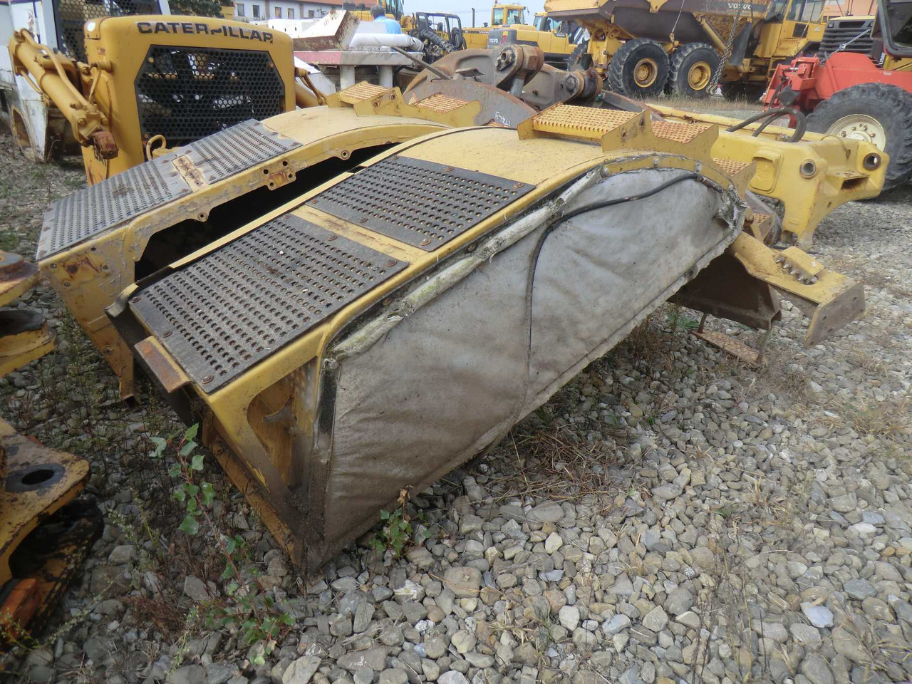 Caterpillar 735 Parafango anteriore destro e sinistro. - درابزين - آلات البناء: صور 3 Caterpillar 735 Parafango anteriore destro e sinistro. - درابزين - آلات البناء: صور 3