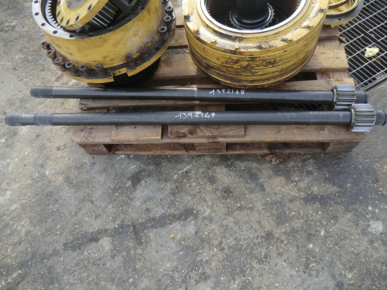 Caterpillar 735 Semiasse con una filettatura - نقل الحركة - آلات البناء: صور 1 Caterpillar 735 Semiasse con una filettatura - نقل الحركة - آلات البناء: صور 1