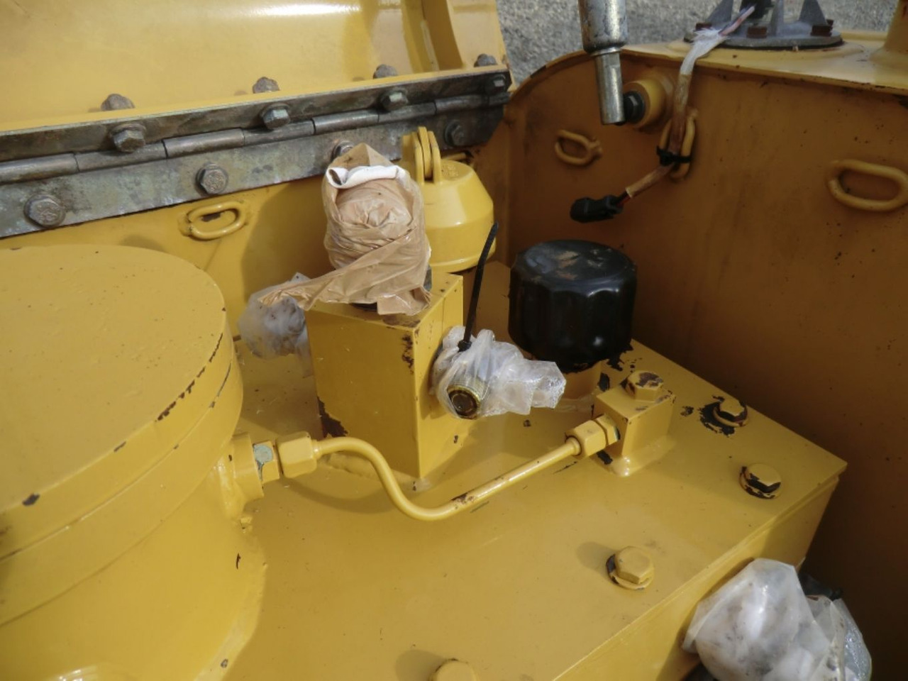 Caterpillar 735 Serbatoio gasolio - خزان وقود - آلات البناء: صور 3 Caterpillar 735 Serbatoio gasolio - خزان وقود - آلات البناء: صور 3