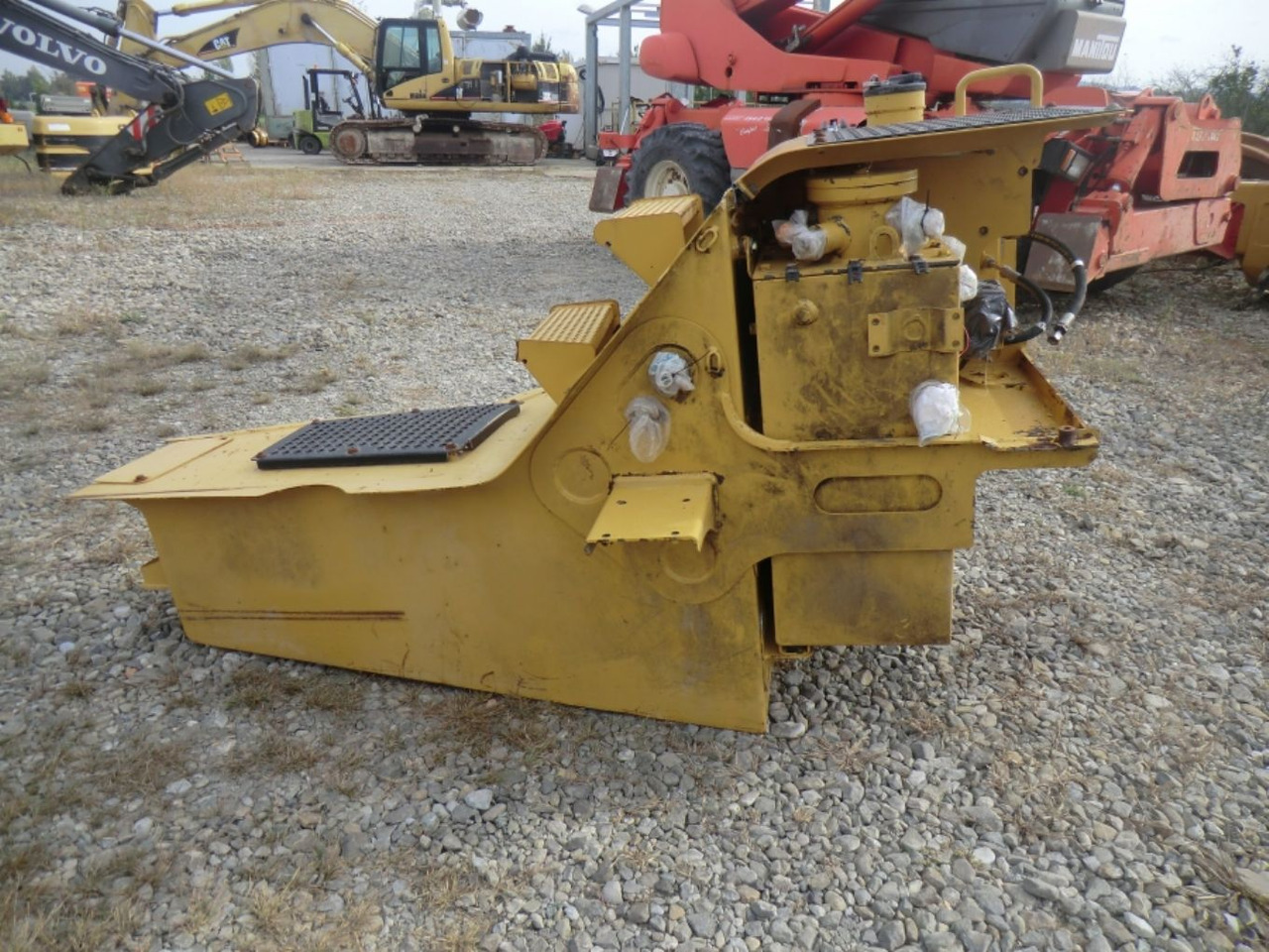Caterpillar 735 Serbatoio gasolio - خزان وقود - آلات البناء: صور 2 Caterpillar 735 Serbatoio gasolio - خزان وقود - آلات البناء: صور 2