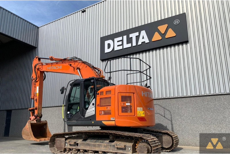 Hitachi ZX225USLC-6 - حفارات زحافة: صور 4 Hitachi ZX225USLC-6 - حفارات زحافة: صور 4