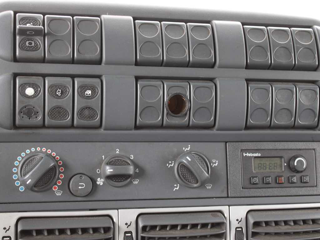 شاحنة ستارة Iveco EUROCARGO 75E18, EURO 4, PNEU 80%: صور 17