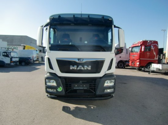 MAN TGS 18.420 Tiertransporter,Euro 6, Manual Seilwinde, el. Ladebordwand Voll Luft - شاحنة نقل خيل: صور 2 MAN TGS 18.420 Tiertransporter,Euro 6, Manual Seilwinde, el. Ladebordwand Voll Luft - شاحنة نقل خيل: صور 2