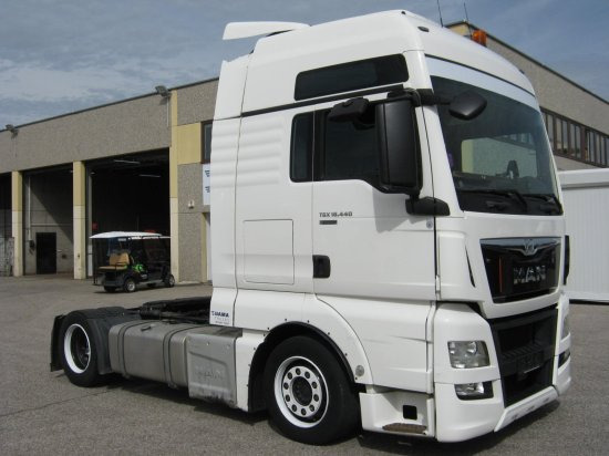 MAN TGX 18.440 XXL Low Deck, Retarder, Standklima, Euro 6, - شاحنة جرار: صور 3 MAN TGX 18.440 XXL Low Deck, Retarder, Standklima, Euro 6, - شاحنة جرار: صور 3