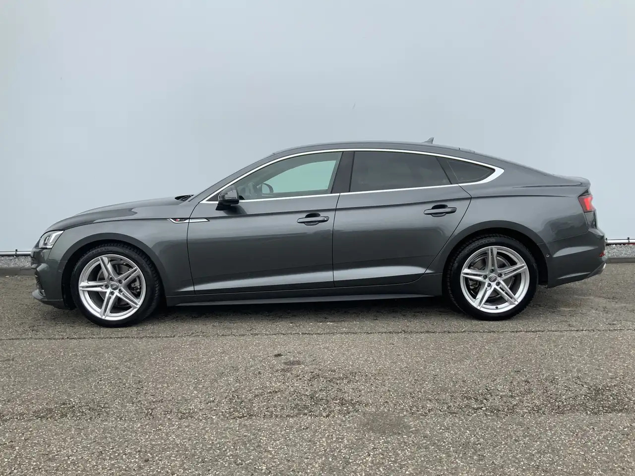 Audi A5 Sportback 2.0 TFSI g-tron Sport 2 x S-line edition - هاتشباك: صور 3 Audi A5 Sportback 2.0 TFSI g-tron Sport 2 x S-line edition - هاتشباك: صور 3