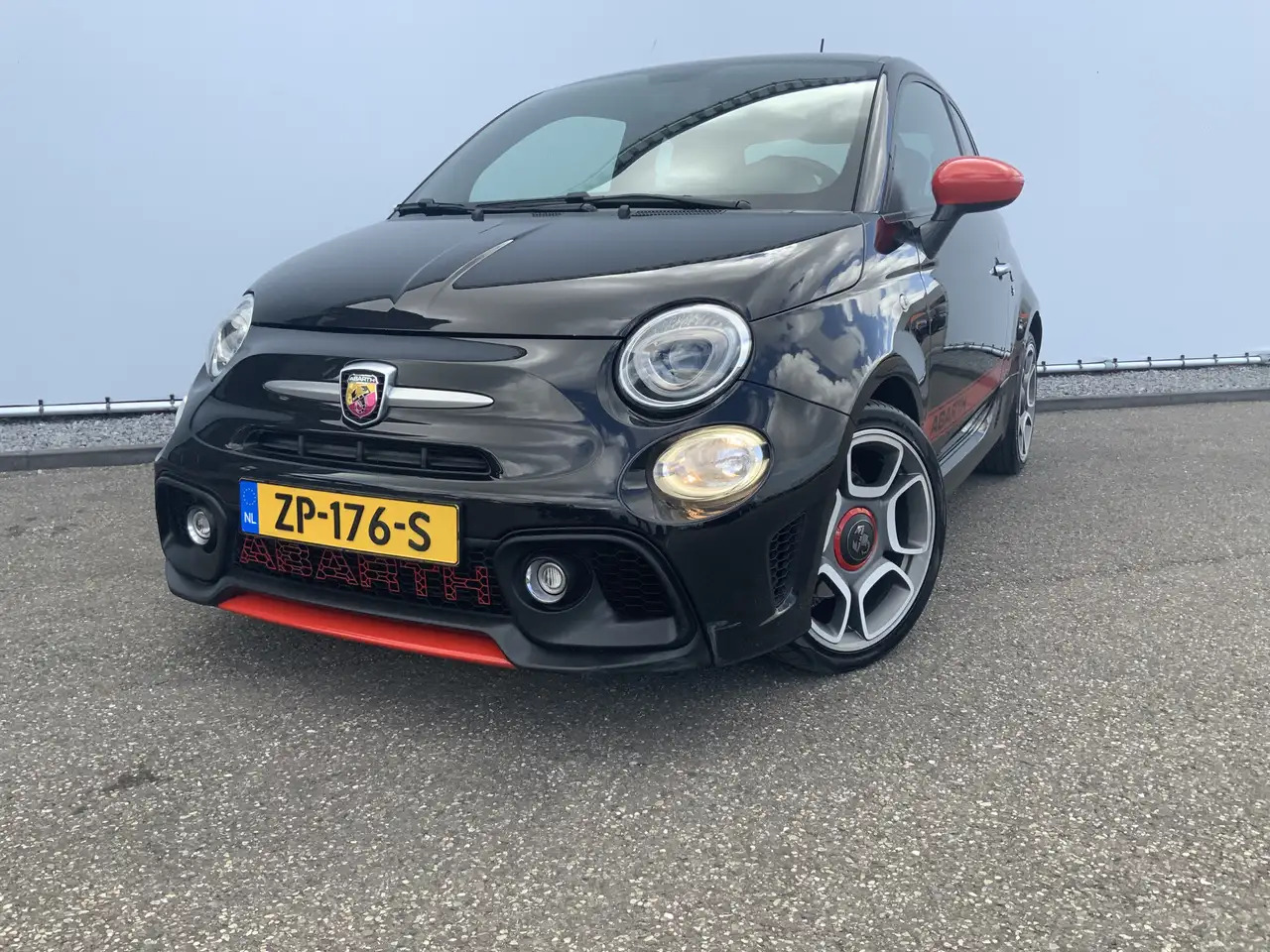 Fiat 500C Abarth 1.4 T-Jet 595 Automaat Euro 6 - سيارة: صور 2 Fiat 500C Abarth 1.4 T-Jet 595 Automaat Euro 6 - سيارة: صور 2