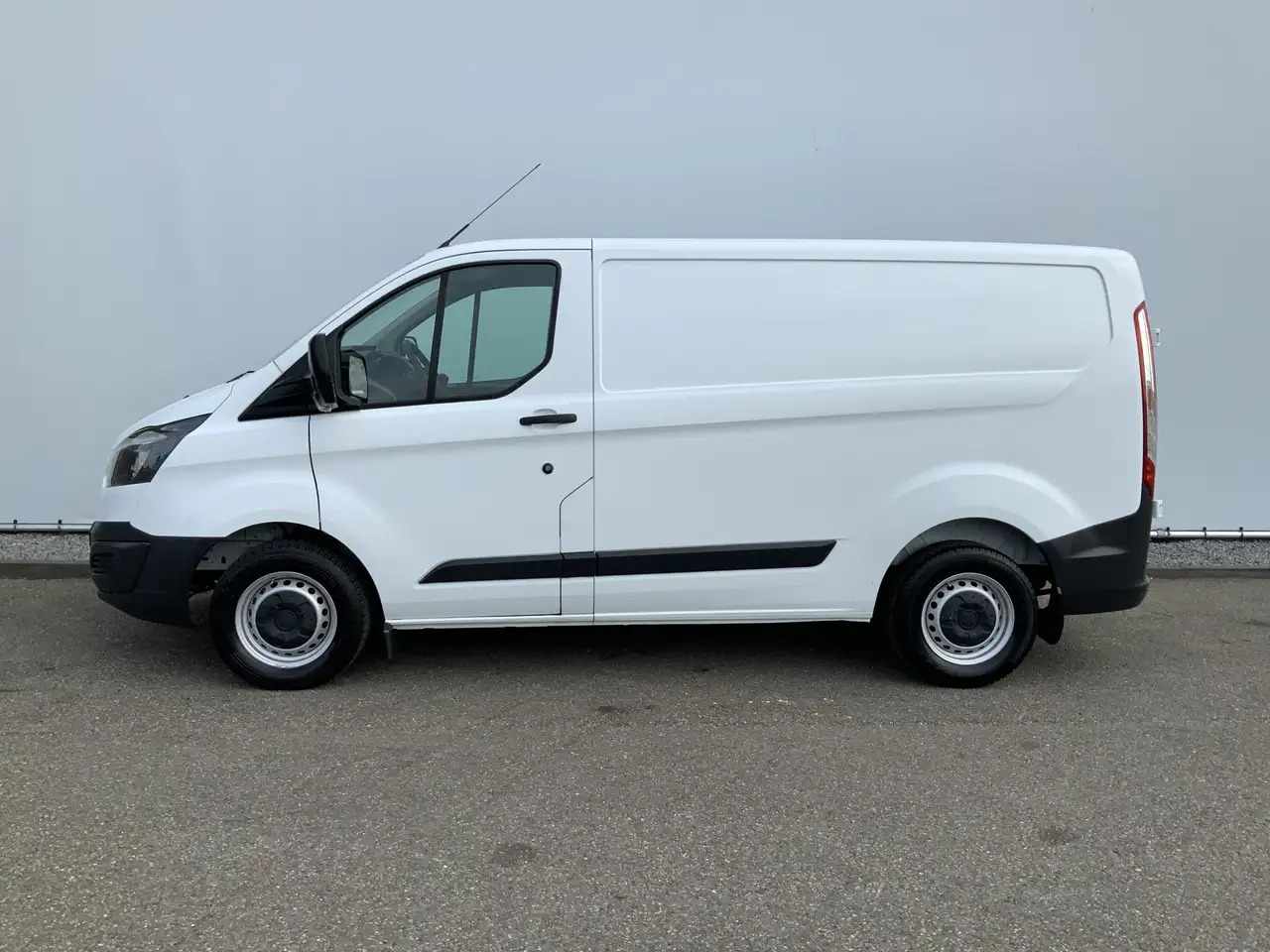 Ford Transit Custom 270 2.2 TDCI L1H1 Economy Edition Airco Cruise 3 Z - فان: صور 3 Ford Transit Custom 270 2.2 TDCI L1H1 Economy Edition Airco Cruise 3 Z - فان: صور 3
