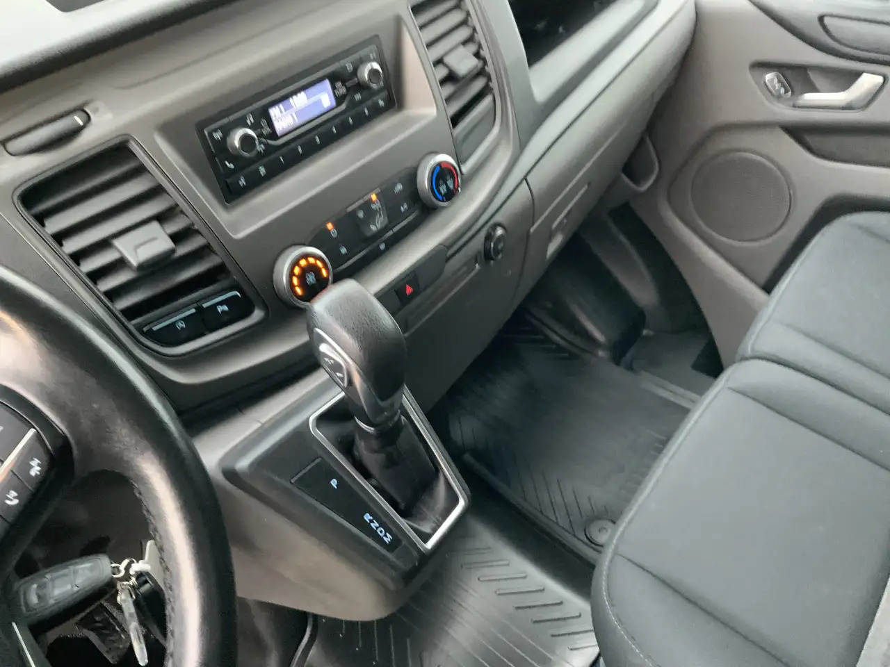 Ford Transit Custom 280 2.0 TDCI L1H1 Automaat Dub Schuifdeur Side Bar - فان: صور 5 Ford Transit Custom 280 2.0 TDCI L1H1 Automaat Dub Schuifdeur Side Bar - فان: صور 5