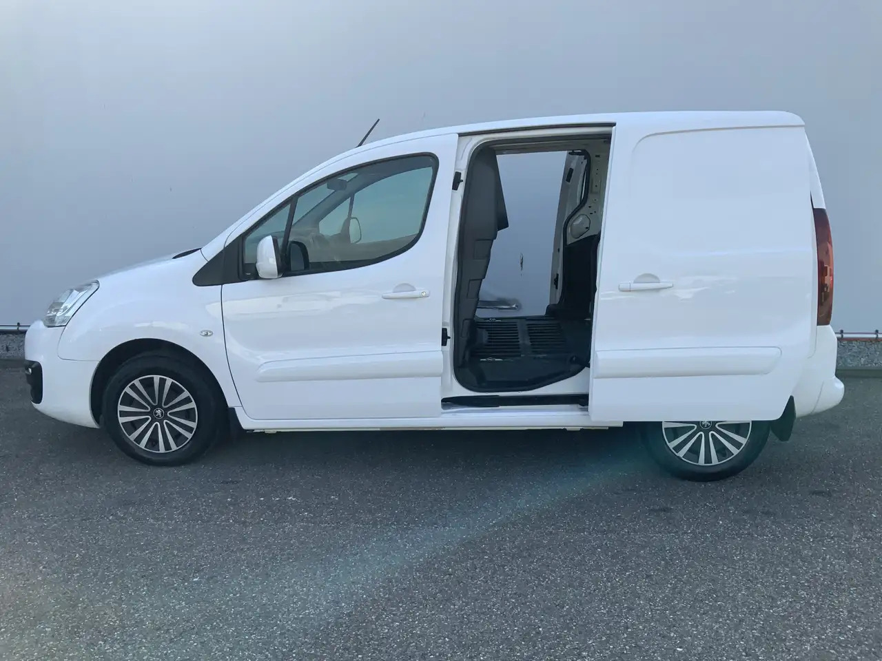Peugeot Partner 122 1.6 BlueHDi Autom.100 L1 Premium S&S EXPORT!! - فان المدمجة: صور 4 Peugeot Partner 122 1.6 BlueHDi Autom.100 L1 Premium S&S EXPORT!! - فان المدمجة: صور 4