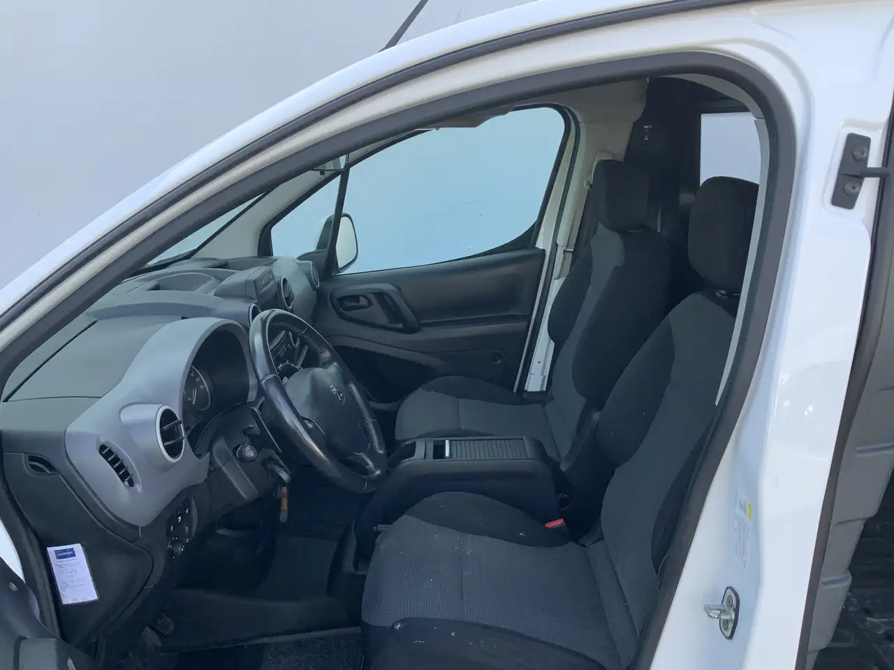 Peugeot Partner 122 1.6 BlueHDi Autom.100 L1 Premium S&S EXPORT!! - فان المدمجة: صور 5 Peugeot Partner 122 1.6 BlueHDi Autom.100 L1 Premium S&S EXPORT!! - فان المدمجة: صور 5