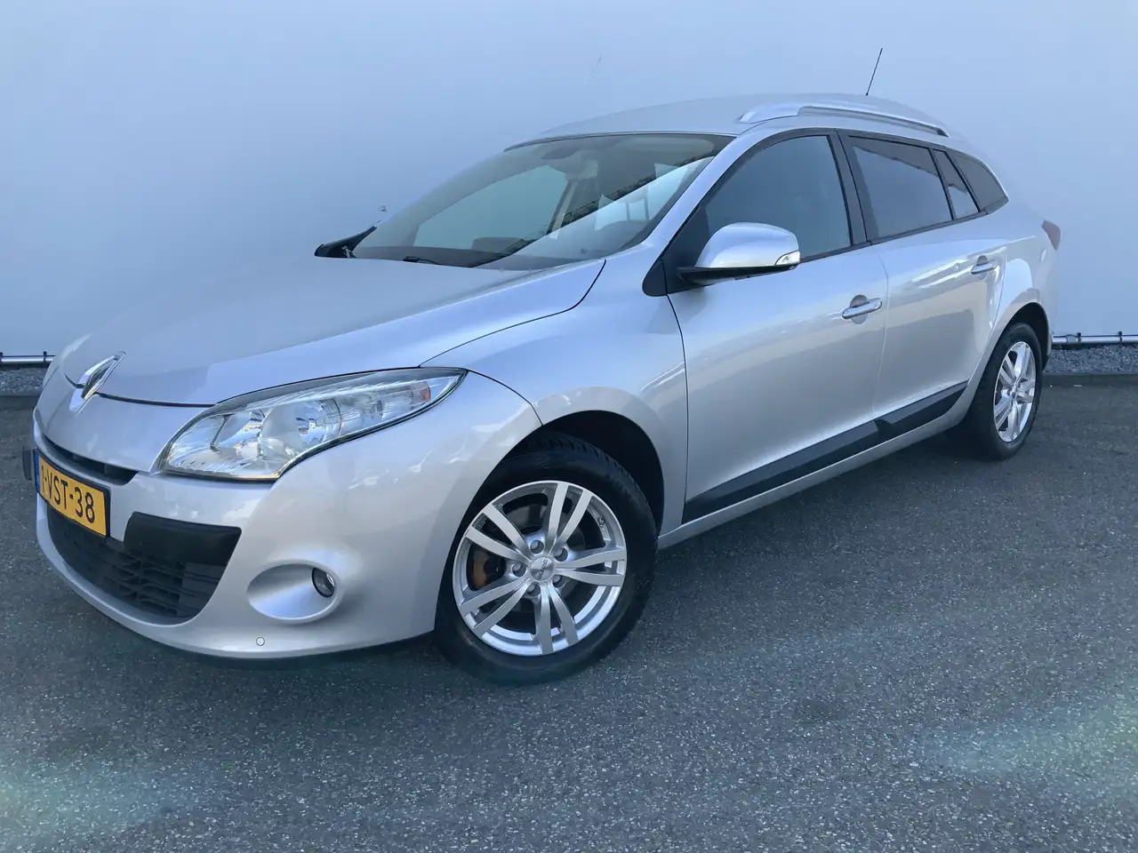 Renault Megane 1.5 dCi Expression Airco Navi Grijs Kenteken Euro - سيارة: صور 1 Renault Megane 1.5 dCi Expression Airco Navi Grijs Kenteken Euro - سيارة: صور 1