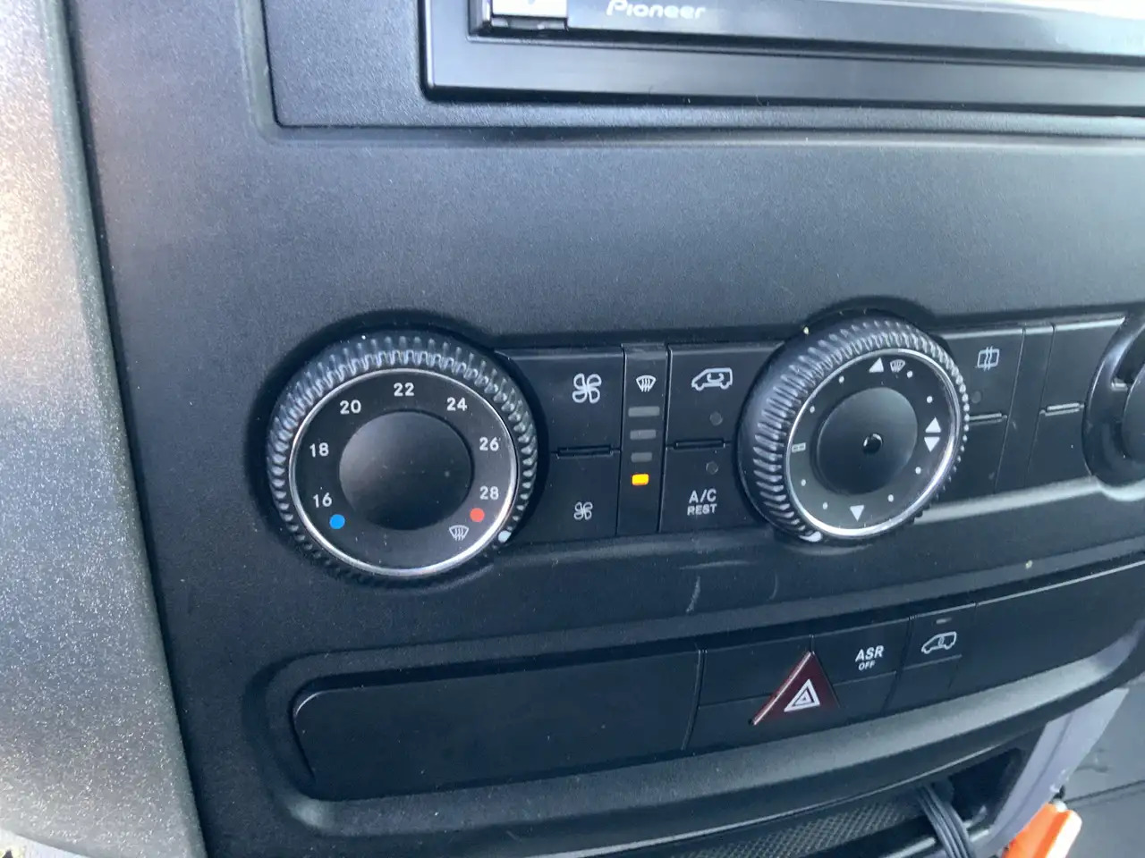 Volkswagen Crafter 50 2.0 TDI L2H1Pick Up Airco Cruise Trekhaak 3500 - الشاحنات الصغيرة المسطحة: صور 5 Volkswagen Crafter 50 2.0 TDI L2H1Pick Up Airco Cruise Trekhaak 3500 - الشاحنات الصغيرة المسطحة: صور 5