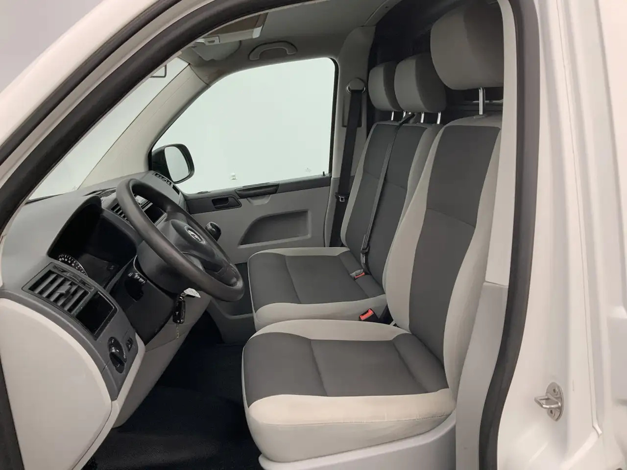 Volkswagen T5 Transporter 2.0 TDI L2H2 Airco Cruise 3 Zits Imperiaal & Trekh - فان: صور 5 Volkswagen T5 Transporter 2.0 TDI L2H2 Airco Cruise 3 Zits Imperiaal & Trekh - فان: صور 5