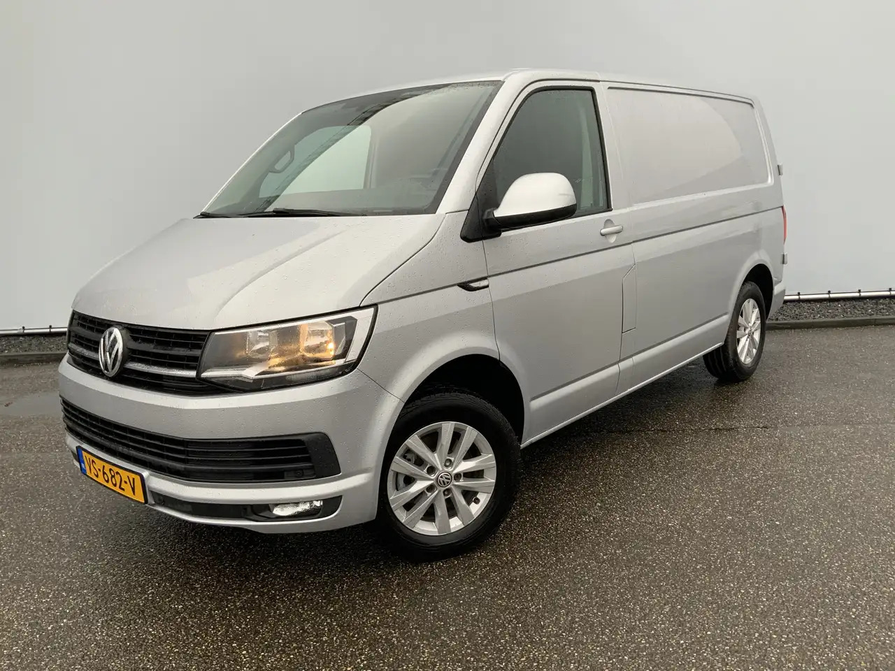 Volkswagen T6 Transporter 2.0 TDI L1H1 Highline Airco Cruise Alu Velg( R Por - فان: صور 1 Volkswagen T6 Transporter 2.0 TDI L1H1 Highline Airco Cruise Alu Velg( R Por - فان: صور 1