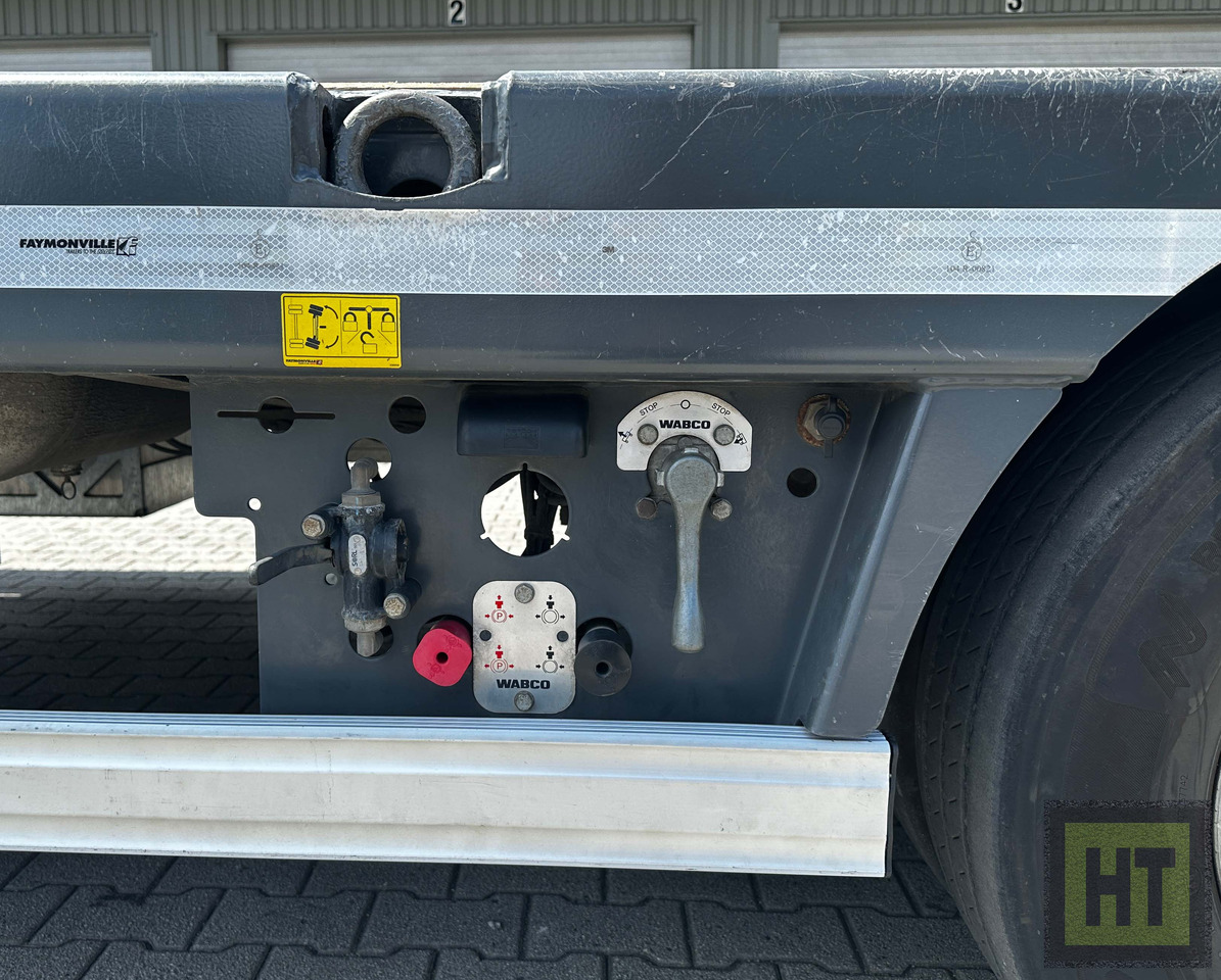 Faymonville 3-Achs-Semi mit hydr. Ladeboden und hydr. Rampen mit Holzbelag - عربة مسطحة منخفضة نصف مقطورة: صور 5 Faymonville 3-Achs-Semi mit hydr. Ladeboden und hydr. Rampen mit Holzbelag - عربة مسطحة منخفضة نصف مقطورة: صور 5