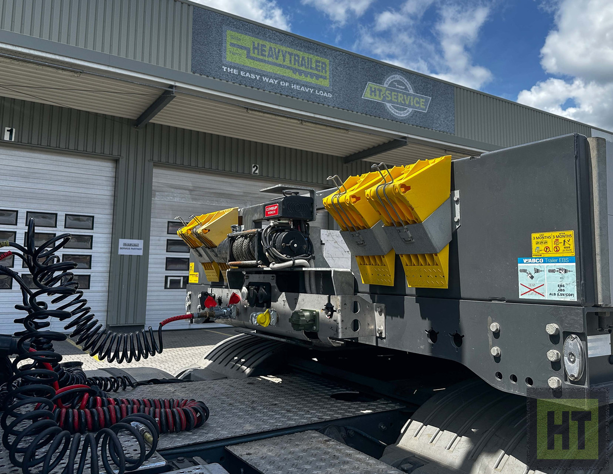 Faymonville 3-Achs-Semi mit hydr. Ladeboden und hydr. Rampen mit Holzbelag - عربة مسطحة منخفضة نصف مقطورة: صور 2 Faymonville 3-Achs-Semi mit hydr. Ladeboden und hydr. Rampen mit Holzbelag - عربة مسطحة منخفضة نصف مقطورة: صور 2