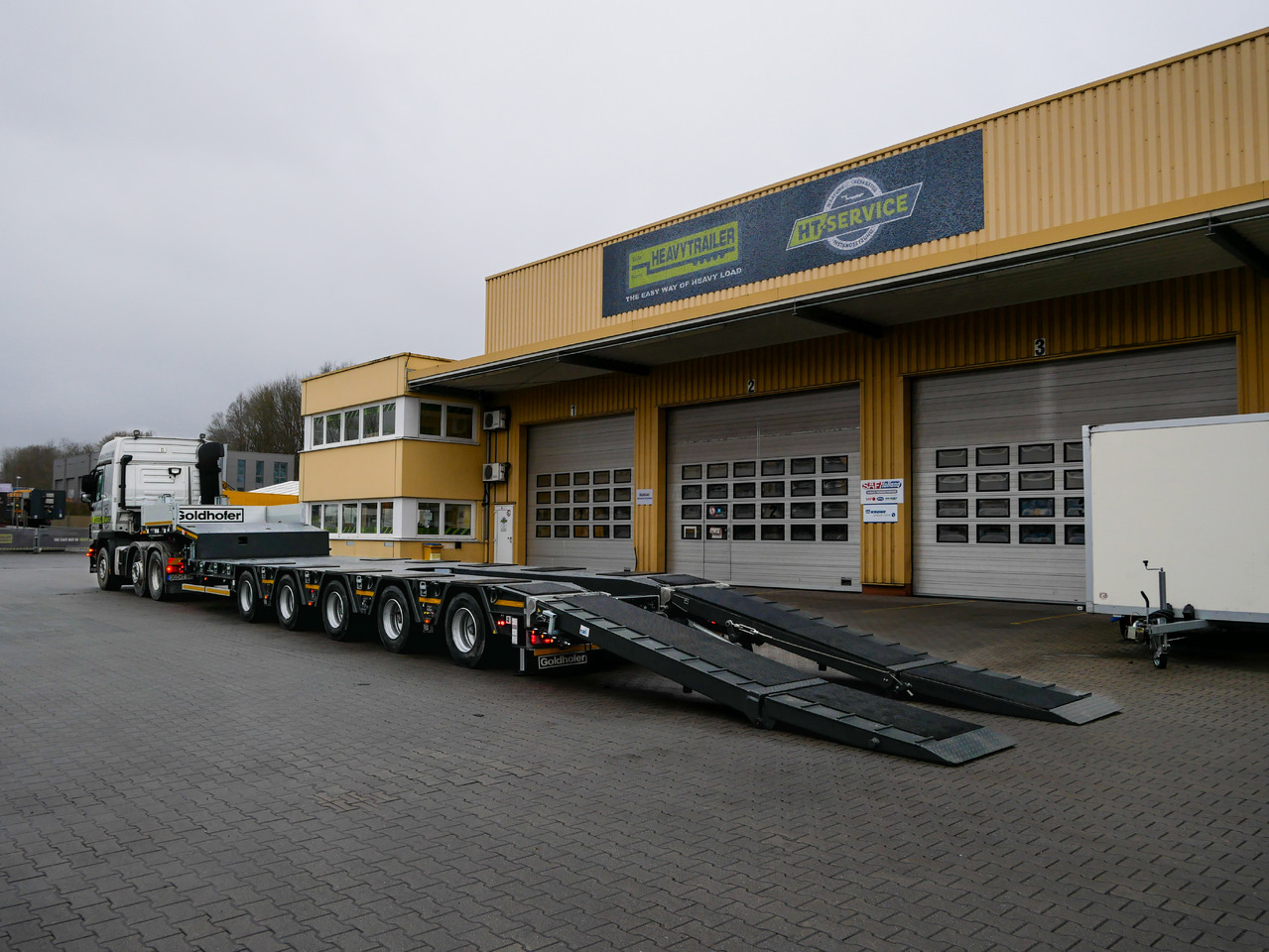 Goldhofer 5-Achs-Tele-Semi mit hydr. Rampen MPA - عربة مسطحة منخفضة نصف مقطورة: صور 1 Goldhofer 5-Achs-Tele-Semi mit hydr. Rampen MPA - عربة مسطحة منخفضة نصف مقطورة: صور 1