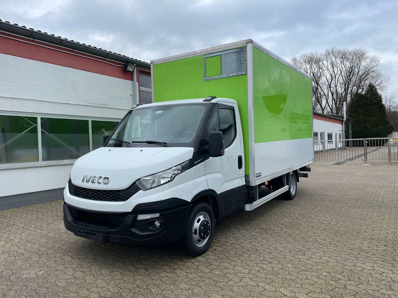 Iveco Daily 35C15 Koffer 4.2m Ladebordwand - الشاحنات الصغيرة صندوق مغلق: صور 1 Iveco Daily 35C15 Koffer 4.2m Ladebordwand - الشاحنات الصغيرة صندوق مغلق: صور 1