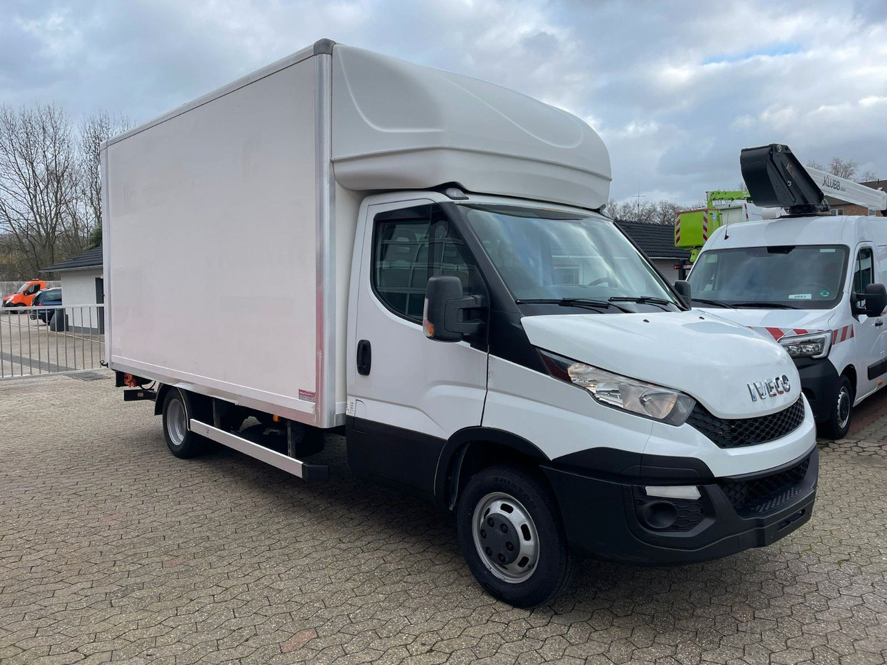 Iveco Daily Koffer 4.2m Ladebordwand Dhollandia Klima - الشاحنات الصغيرة صندوق مغلق: صور 3 Iveco Daily Koffer 4.2m Ladebordwand Dhollandia Klima - الشاحنات الصغيرة صندوق مغلق: صور 3