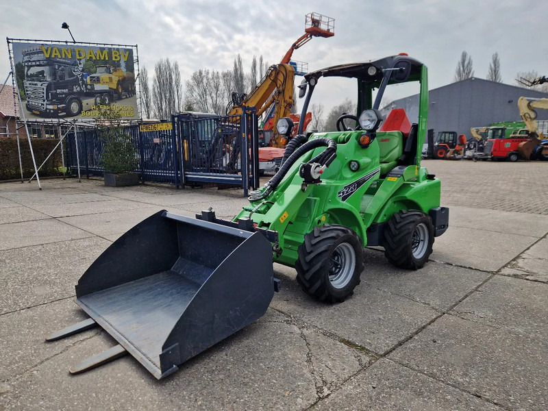 Avant M523 met 317 uur, in nieuwstaat!! - اللودر المجنزر صغير: صور 1 Avant M523 met 317 uur, in nieuwstaat!! - اللودر المجنزر صغير: صور 1