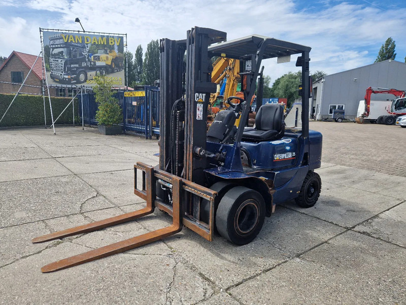Caterpillar DP25K met breed vorkenbord - رافعة شوكية ديزل: صور 1 Caterpillar DP25K met breed vorkenbord - رافعة شوكية ديزل: صور 1