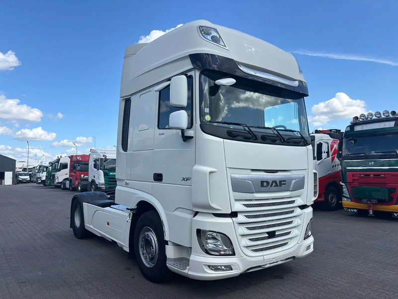 DAF XF 530 Super Spacecab Euro 6 Retarder - شاحنة جرار: صور 2 DAF XF 530 Super Spacecab Euro 6 Retarder - شاحنة جرار: صور 2