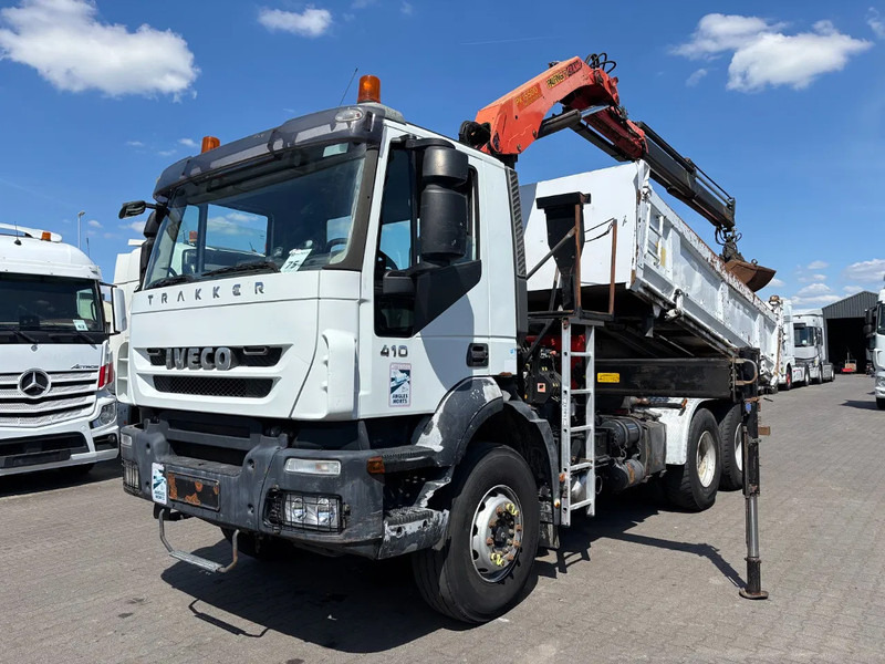Iveco Trakker 410 6X4 Manual Gearbox 2 Way Tipper + Palfinger PK15500 - قلابات, شاحنة كرين: صور 1 Iveco Trakker 410 6X4 Manual Gearbox 2 Way Tipper + Palfinger PK15500 - قلابات, شاحنة كرين: صور 1
