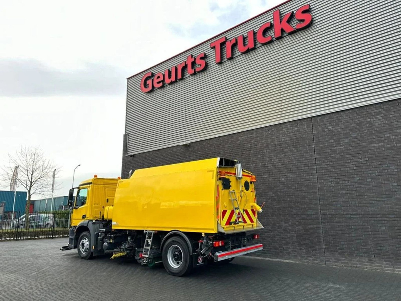 Mercedes-Benz Arocs 1824 4X2 BEAM A9000 SWEEPING TRUCK/ KEHRMA - سياره كنس شوارع: صور 3 Mercedes-Benz Arocs 1824 4X2 BEAM A9000 SWEEPING TRUCK/ KEHRMA - سياره كنس شوارع: صور 3
