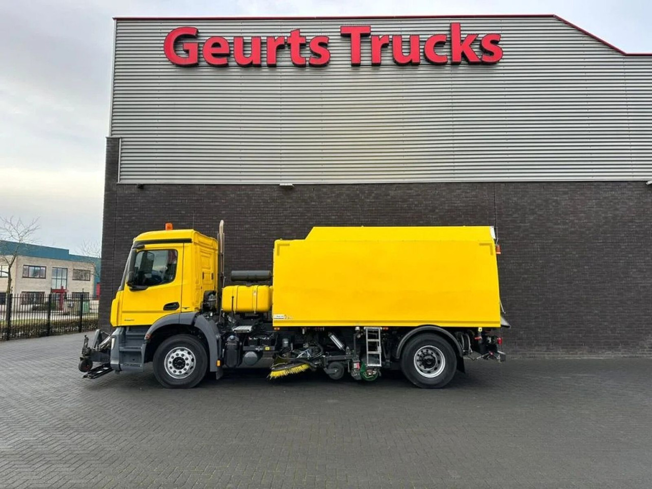 Mercedes-Benz Arocs 1824 4X2 BEAM A9000 SWEEPING TRUCK/ KEHRMA - سياره كنس شوارع: صور 1 Mercedes-Benz Arocs 1824 4X2 BEAM A9000 SWEEPING TRUCK/ KEHRMA - سياره كنس شوارع: صور 1