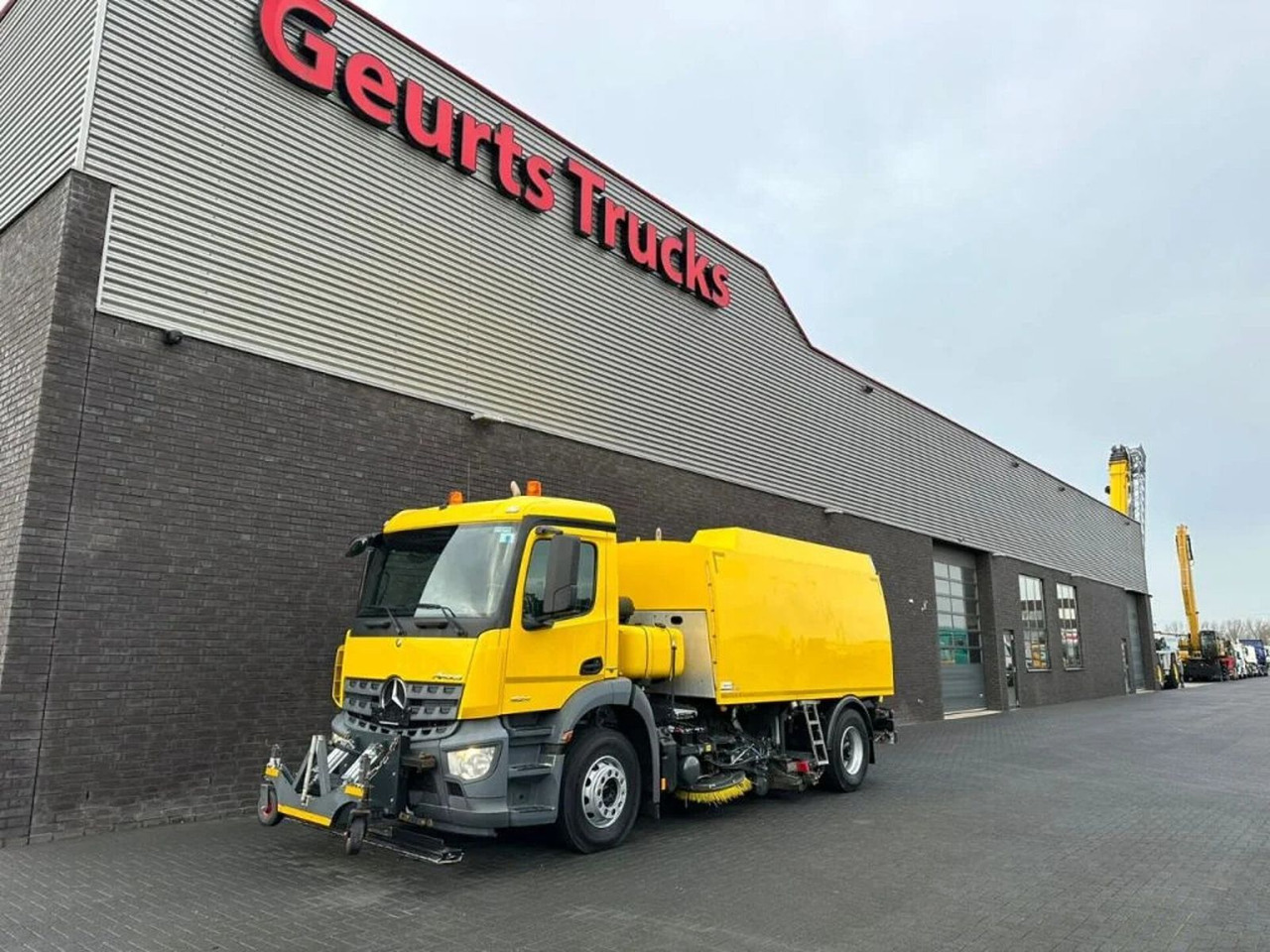 Mercedes-Benz Arocs 1824 4X2 BEAM A9000 SWEEPING TRUCK/ KEHRMA - سياره كنس شوارع: صور 2 Mercedes-Benz Arocs 1824 4X2 BEAM A9000 SWEEPING TRUCK/ KEHRMA - سياره كنس شوارع: صور 2