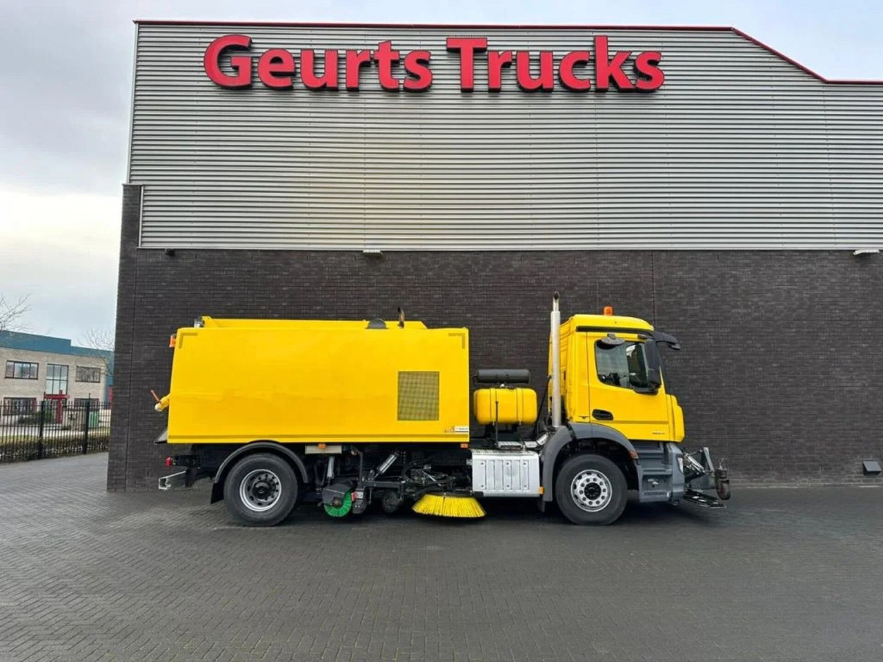 Mercedes-Benz Arocs 1824 4X2 BEAM A9000 SWEEPING TRUCK/ KEHRMA - سياره كنس شوارع: صور 4 Mercedes-Benz Arocs 1824 4X2 BEAM A9000 SWEEPING TRUCK/ KEHRMA - سياره كنس شوارع: صور 4