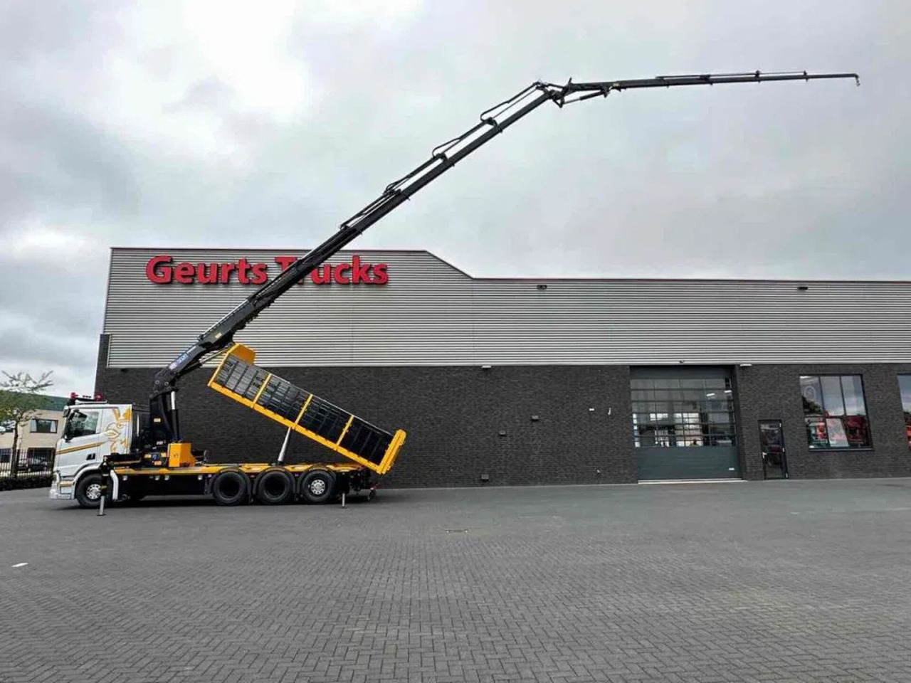 Scania R530 V8 NGS 8X4 TRIDEM MET HYVA 2Z KIPPER + HMF - قلابات, شاحنة كرين: صور 1 Scania R530 V8 NGS 8X4 TRIDEM MET HYVA 2Z KIPPER + HMF - قلابات, شاحنة كرين: صور 1