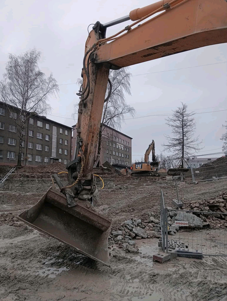 Hyundai R 300 - حفارات زحافة: صور 3 Hyundai R 300 - حفارات زحافة: صور 3