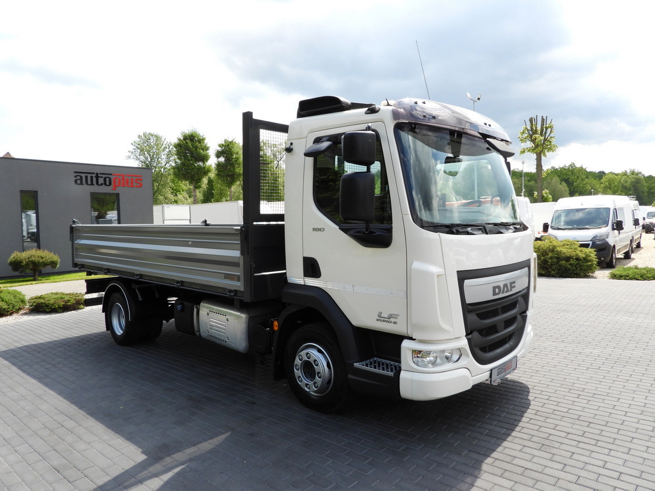 DAF LF 180 THREE-WAY TIPPER CRUISE CONTROL LED LIGHTS AUTOMATIC TRANSMISSION TWIN WHEELS AIR CONDITIONING 180HP - قلابات: صور 4 DAF LF 180 THREE-WAY TIPPER CRUISE CONTROL LED LIGHTS AUTOMATIC TRANSMISSION TWIN WHEELS AIR CONDITIONING 180HP - قلابات: صور 4