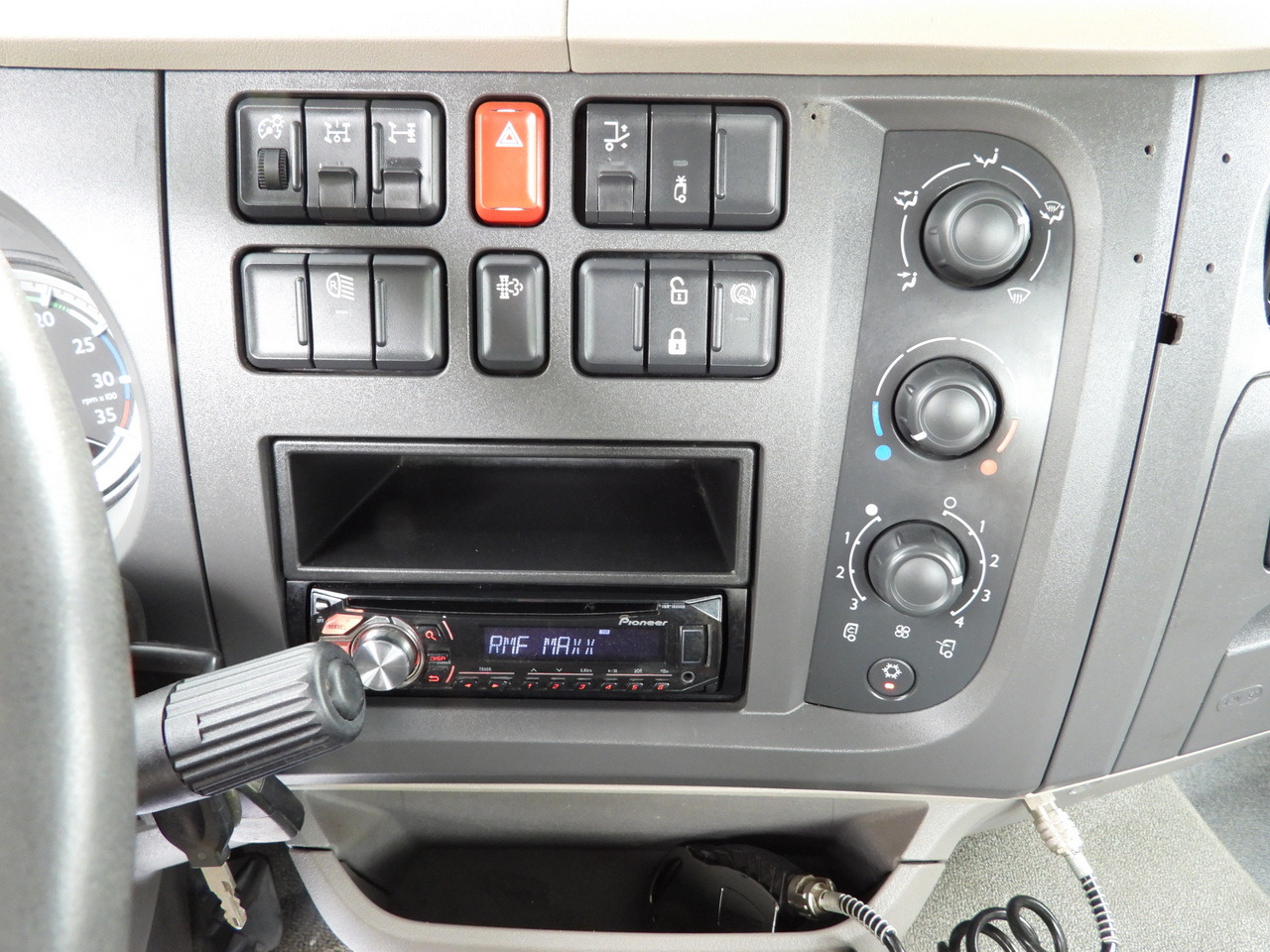 قلاب صغير DAF LF 180 THREE-WAY TIPPER CRUISE CONTROL LED LIGHTS AUTOMATIC TRANSMISSION TWIN WHEELS AIR CONDITIONING 180HP: صور 40 قلاب صغير DAF LF 180 THREE-WAY TIPPER CRUISE CONTROL LED LIGHTS AUTOMATIC TRANSMISSION TWIN WHEELS AIR CONDITIONING 180HP: صور 40