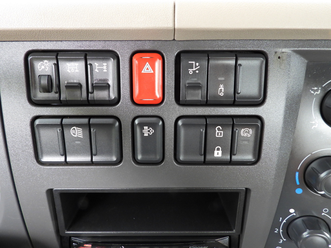 قلاب صغير DAF LF 180 THREE-WAY TIPPER CRUISE CONTROL LED LIGHTS AUTOMATIC TRANSMISSION TWIN WHEELS AIR CONDITIONING 180HP: صور 42 قلاب صغير DAF LF 180 THREE-WAY TIPPER CRUISE CONTROL LED LIGHTS AUTOMATIC TRANSMISSION TWIN WHEELS AIR CONDITIONING 180HP: صور 42