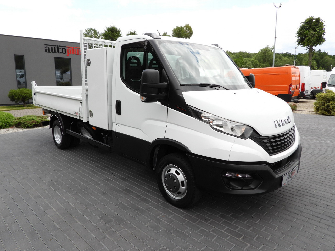 IVECO DAILY 35C16 TIPPER CRUISE CONTROL TWIN WHEELS AIR CONDITIONING 160HP - قلاب صغير: صور 4 IVECO DAILY 35C16 TIPPER CRUISE CONTROL TWIN WHEELS AIR CONDITIONING 160HP - قلاب صغير: صور 4
