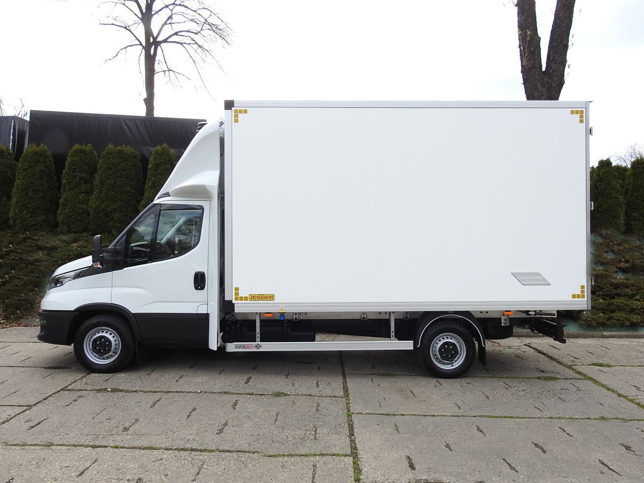 الشاحنات الصغيرة المبردة جديد IVECO DAILY 35S16 NEW REGRIGERATOR BOX -10*C 8 PALLETS HEATING FUNCTION POWER SUPPLY 230V CRUISE CONTROL AIR CONDITIONING 160HP: صور 9