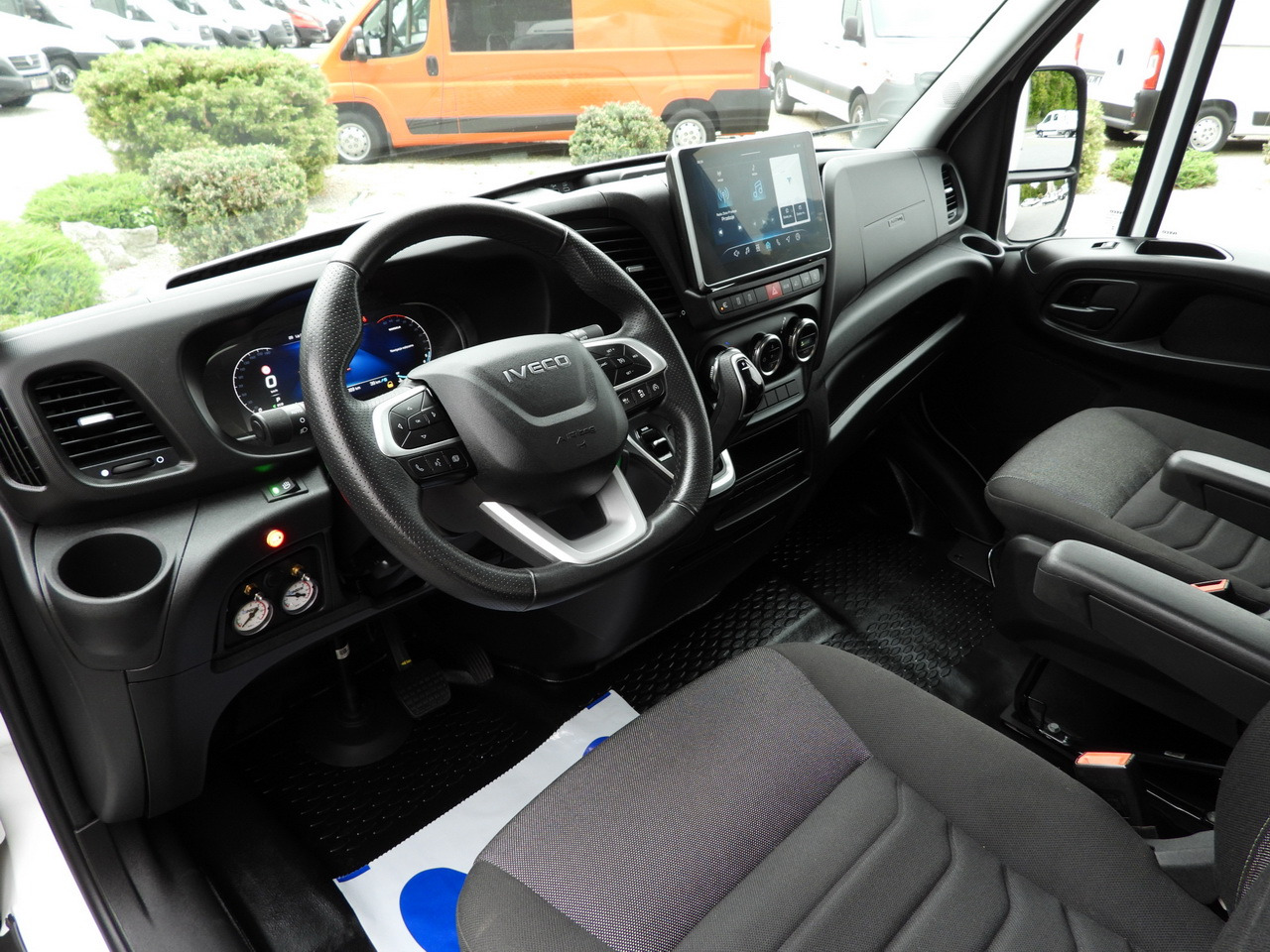 IVECO DAILY 35S18 BOX HI-MATIC LIFT 8 PALLETS CRUISE CONTROL NAVIGATION LED LIGHTS PNEUMATICS AUTOMATIC TRANSMISSION HI-MATIC AIR CONDITIONING  180HP - الشاحنات الصغيرة صندوق مغلق: صور 2 IVECO DAILY 35S18 BOX HI-MATIC LIFT 8 PALLETS CRUISE CONTROL NAVIGATION LED LIGHTS PNEUMATICS AUTOMATIC TRANSMISSION HI-MATIC AIR CONDITIONING  180HP - الشاحنات الصغيرة صندوق مغلق: صور 2