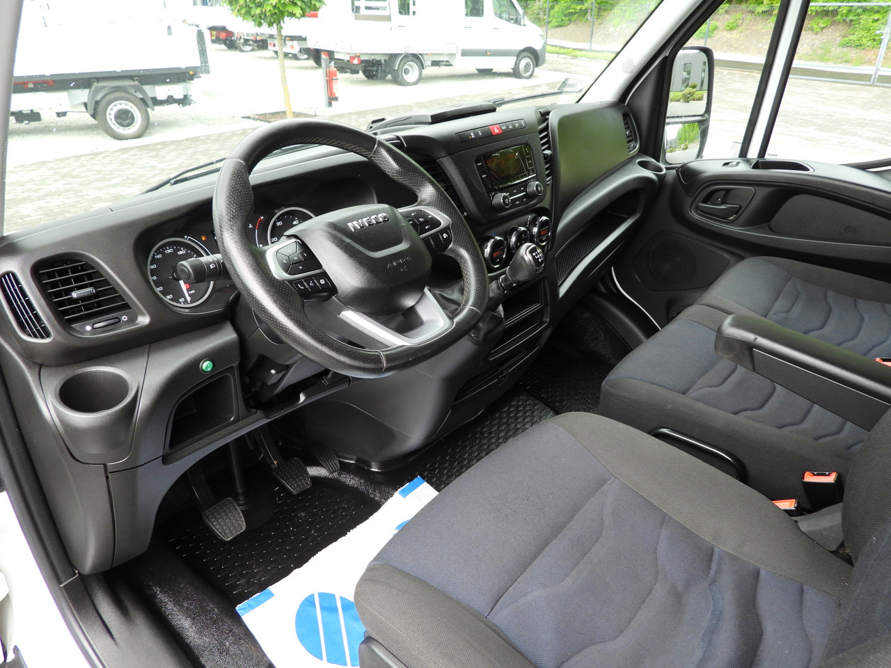 Iveco DAILY 35S18 PRITSCHE PLANE 10 PALETTEN WEBASTO - الشاحنات الصغيرة ستائر: صور 2 Iveco DAILY 35S18 PRITSCHE PLANE 10 PALETTEN WEBASTO - الشاحنات الصغيرة ستائر: صور 2