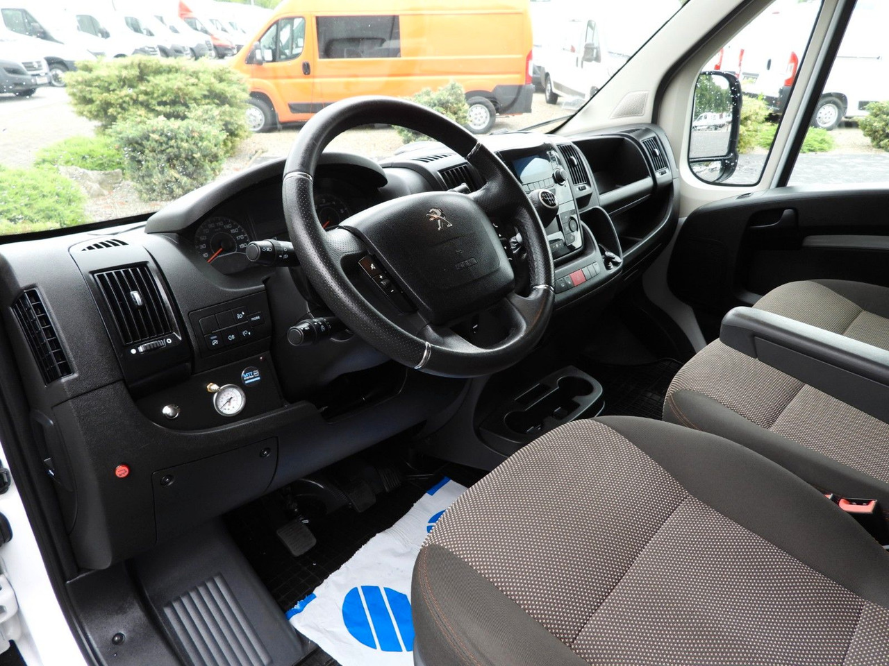 Peugeot BOXER PRITSCHE PLANE AUFZUG 8 PALETTEN TEMPOMAT - الشاحنات الصغيرة ستائر: صور 2 Peugeot BOXER PRITSCHE PLANE AUFZUG 8 PALETTEN TEMPOMAT - الشاحنات الصغيرة ستائر: صور 2