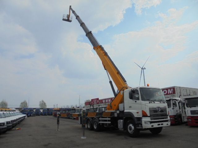Hino 700 6X4 - مصاعد الازدهار محمولة على شاحنة: صور 2 Hino 700 6X4 - مصاعد الازدهار محمولة على شاحنة: صور 2