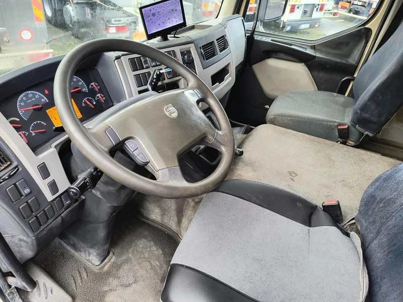 Interior photo 1: بصندوق مغلق شاحنة Volvo FL 240 D'HOLLANDIA 2000KG - 5,76M BOX