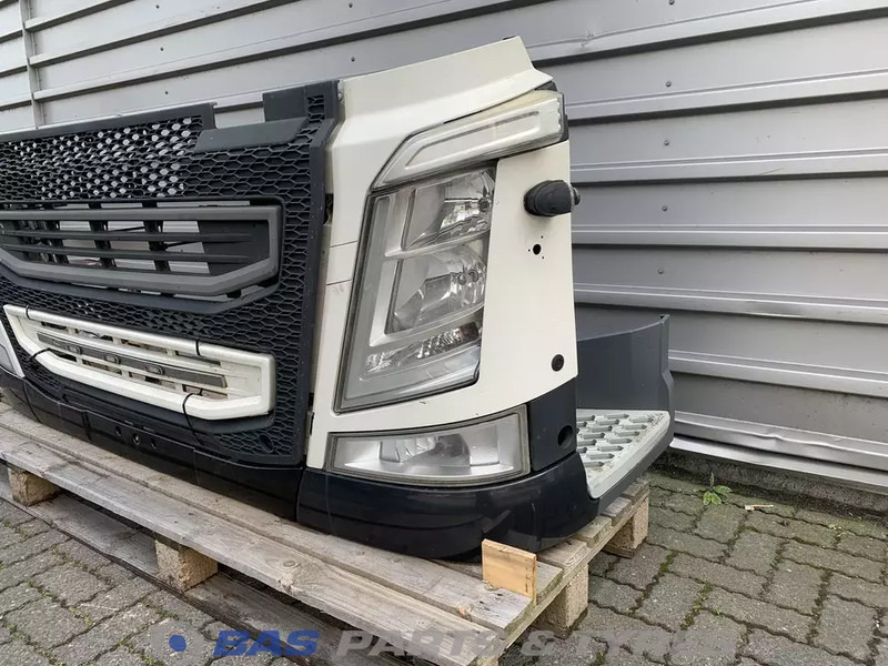 Volvo FH4 Bumper Volvo 82137660 - كأس مترعة - شاحنة: صور 2 Volvo FH4 Bumper Volvo 82137660 - كأس مترعة - شاحنة: صور 2