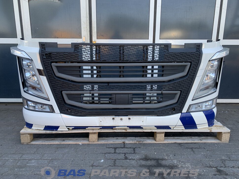 Volvo FH4 Bumper Volvo 82139942 - كأس مترعة - شاحنة: صور 1 Volvo FH4 Bumper Volvo 82139942 - كأس مترعة - شاحنة: صور 1